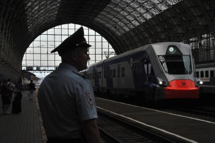 Москва. Электропоезд ЭГ2Тв, предназначенный для запуска по МКЖД на Киевском вокзале.