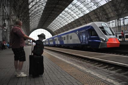 Москва. Электропоезд ЭГ2Тв, предназначенный для запуска по МКЖД на Киевском вокзале.