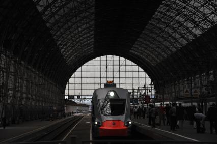 Москва. Электропоезд ЭГ2Тв, предназначенный для запуска по МКЖД на Киевском вокзале.