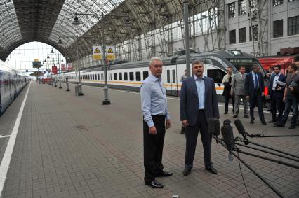 Москва. Мэр Москвы Сергей Собянин и президент ОАО `Российские железные дороги` Олег Белозеров (слева направо) во время осмотра новых   электропоездов, предназначенных для запуска по МКЖД, на Киевском вокзале.