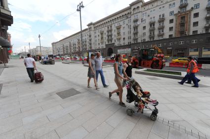 Москва.  Горожане на Тверской улице,  которую вновь открыли после реконструкции.