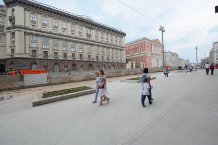 Москва. Горожане на Тверской улице, которую вновь открыли после реконструкции.