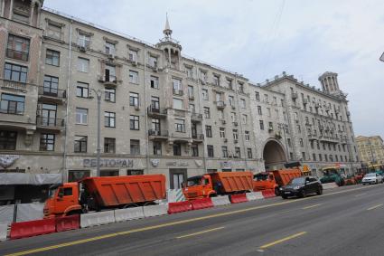 Москва.  КАМАЗы на Тверской улице.