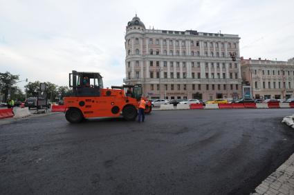 Москва.  Дорожные работы на Тверской улице.