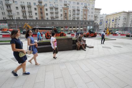 Москва. Горожане на Тверской улице, которую вновь открыли после реконструкции.