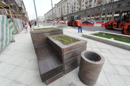Москва. Горожане на Тверской улице, которую вновь открыли после реконструкции.