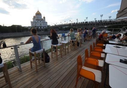 Москва.  Вид на Храм Христа Спасителя и Патриарший мост с Берсеневской набережной, на которой находится кафе  `Стрелка`.