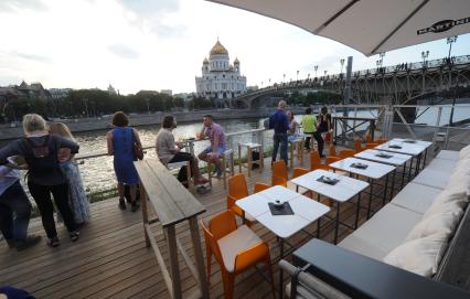 Москва.  Вид на Храм Христа Спасителя и Патриарший мост с Берсеневской набережной, на которой находится кафе  `Стрелка`.