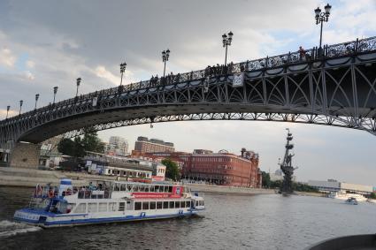 Москва.  Прогулочный катер под Патриаршим мостом.