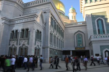 Москва.   Мусульмане после торжественного намаза по случаю праздника Ураза-байрам у Соборной мечети.