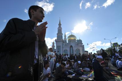 Москва.  Мусульмане во время торжественного намаза по случаю праздника Ураза-байрам у Соборной мечети.