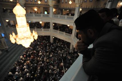 Москва.  Мусульмане во время торжественного намаза по случаю праздника Ураза-байрам в Соборной мечети.