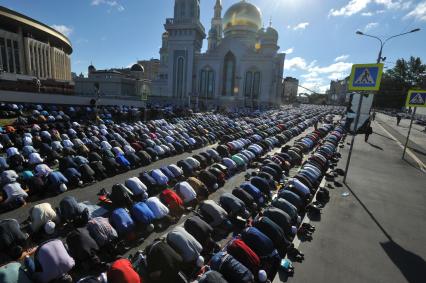 Москва.  Мусульмане во время торжественного намаза по случаю праздника Ураза-байрам у Соборной мечети.