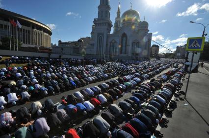 Москва.  Мусульмане во время торжественного намаза по случаю праздника Ураза-байрам у Соборной мечети.