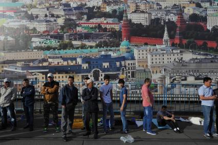 Москва. Мусульмане после торжественного намаза по случаю праздника Ураза-байрам.