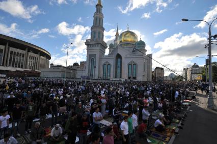 Москва.  Мусульмане во время торжественного намаза по случаю праздника Ураза-байрам у Соборной мечети.