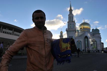 Москва.   Мусульмане после торжественного намаза по случаю праздника Ураза-байрам у Соборной мечети.