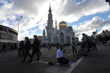 Москва.  Мусульмане во время торжественного намаза по случаю праздника Ураза-байрам у Соборной мечети.