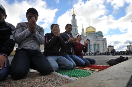 Москва.  Мусульмане во время торжественного намаза по случаю праздника Ураза-байрам у Соборной мечети.