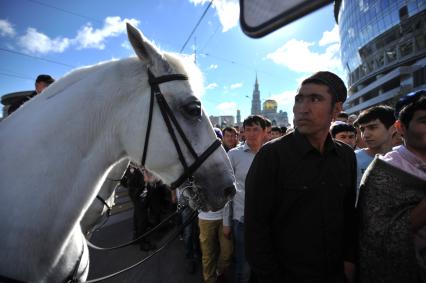 Москва. Мусульмане после торжественного намаза по случаю праздника Ураза-байрам.