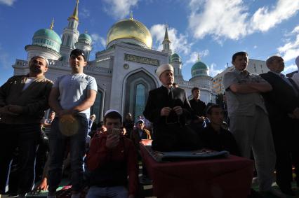 Москва.  Мусульмане перед намазом  по случаю праздника Ураза-байрам у Соборной мечети.