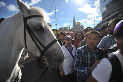 Москва. Мусульмане после торжественного намаза по случаю праздника Ураза-байрам.