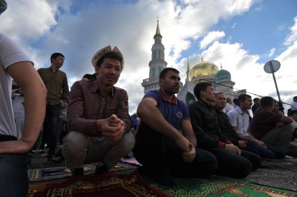 Москва.  Мусульмане во время торжественного намаза по случаю праздника Ураза-байрам у Соборной мечети.