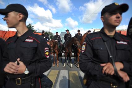 Москва.  Сотрудники полиции во время празднования Ураза-байрам у Соборной мечети.