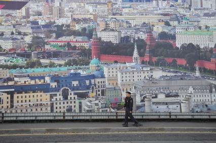 Москва.  Сотрудники полиции на одной из улиц города.