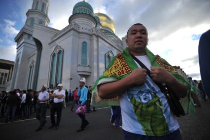 Москва.   Мусульмане после торжественного намаза по случаю праздника Ураза-байрам у Соборной мечети.