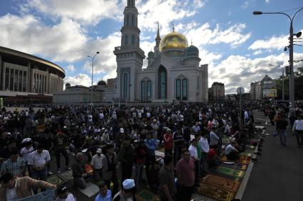 Москва.  Мусульмане во время торжественного намаза по случаю праздника Ураза-байрам у Соборной мечети.