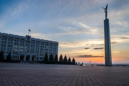 Самара.   Монумент Славы и здание областной администрации на площади Славы.