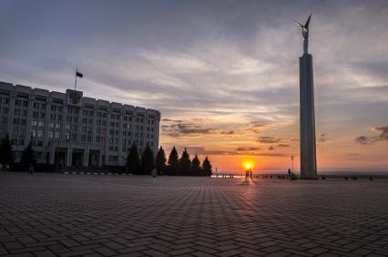 Самара.   Монумент Славы и здание областной администрации на площади Славы.