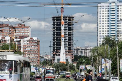 Самара.  Вид на монумент ракеты-носителя `Союз` музея `Самара Космическая`.