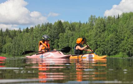 Республика Карелия.  Два мальчика  на одноместных байдарках сплавляются по реке.