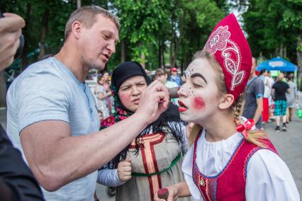 Пермь. Участники Международного фестиваля уличных театров в парке Горького.