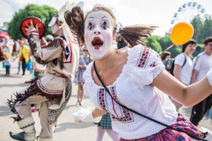 Пермь. Участники Международного фестиваля уличных театров в парке Горького.