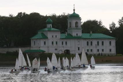 Псков. На реке Великой прошла первая межрегиональная  детская регата.