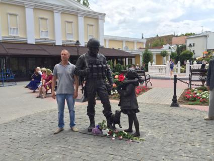 Симферополь.  В Крыму открыли памятник`Вежливым людям`.