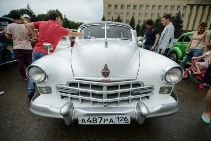 Ставрополь.   На автовыставке`Парковка`на площади Ленина посетители рассматривают автомобиль `ЗИМ`.