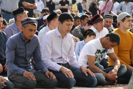 Уфа. Мусульмане во время торжественной молитвы по случаю праздника Ураза-байрам .