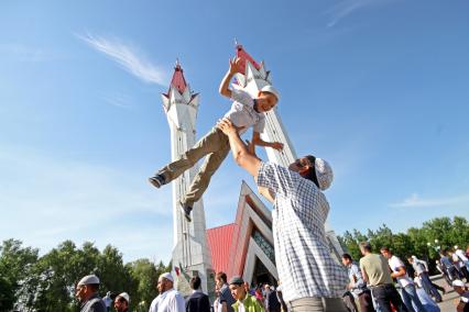 Уфа. Мусульмане на   празднике Ураза-байрам  в честь окончания поста в месяц Рамадан около мечети Ляля-Тюльпан.