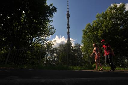 Москва. Вид на Останкинскую телебашню.
