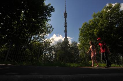 Москва.  Вид на Останкинскую телебашню.