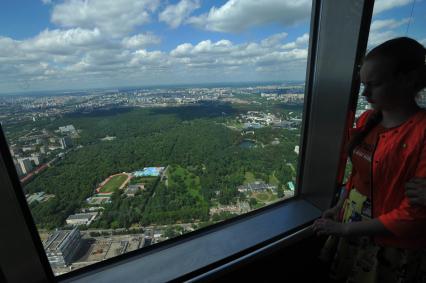 Москва.  Посетительница на смотровой площадке Останкинской телебашни.