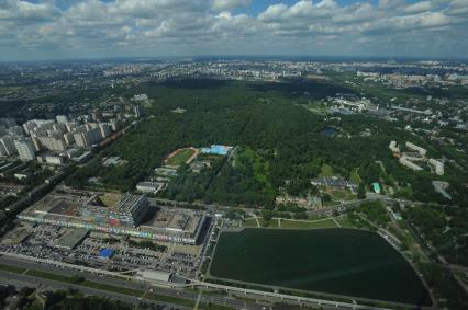 Москва.  Вид на здание телецентра `Останкино`и  Останкинский пруд со смотровой площадки телебашни.