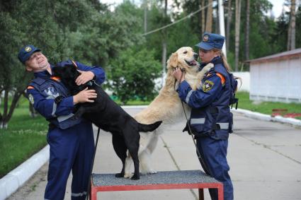 Московская область.  Ногинск. Сотрудники 46-го кинологического центра МЧС России с собаками.