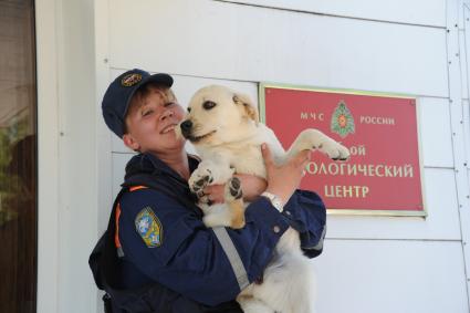 Московская область.  Ногинск. Сотрудник 46-го кинологического центра МЧС России с собакой.