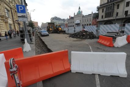 Москва.   Ремонтно-дорожные работы в Театральном проезде.