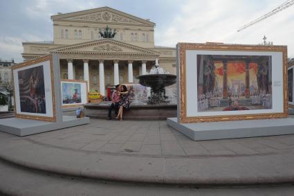 Москва. Юноша и девушка на Театральной площади.